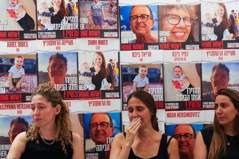 إسرائيل تستلم قائمة أولية بأسماء الأسرى إسرائيل تستلم قائمة أولية بأسماء الأسرى