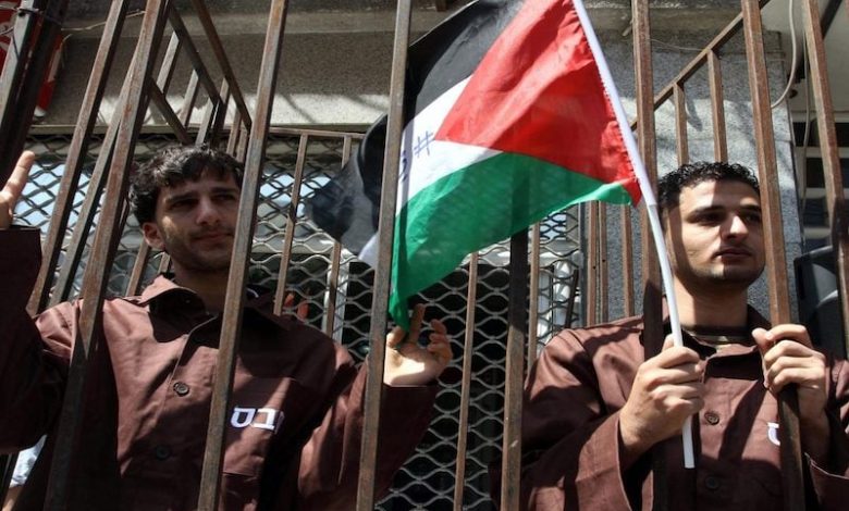 إسرائيل تنشر قائمة معتقلين للإفراج عنهم إسرائيل تنشر قائمة معتقلين للإفراج عنهم