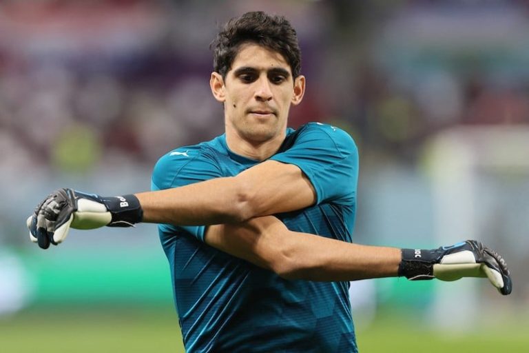 تصريحات مثيرة لبونو حول ميسي ورونالدو