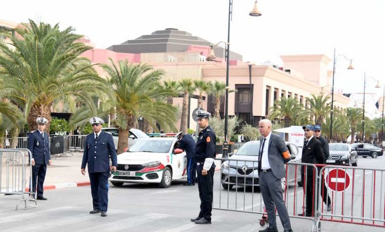 تعزيزات أمنية ترافق مهرجان مراكش.. وجماهير تتجمع في غياب "البساط الأحمر" تعزيزات أمنية ترافق مهرجان مراكش.. وجماهير تتجمع في غياب "البساط الأحمر"