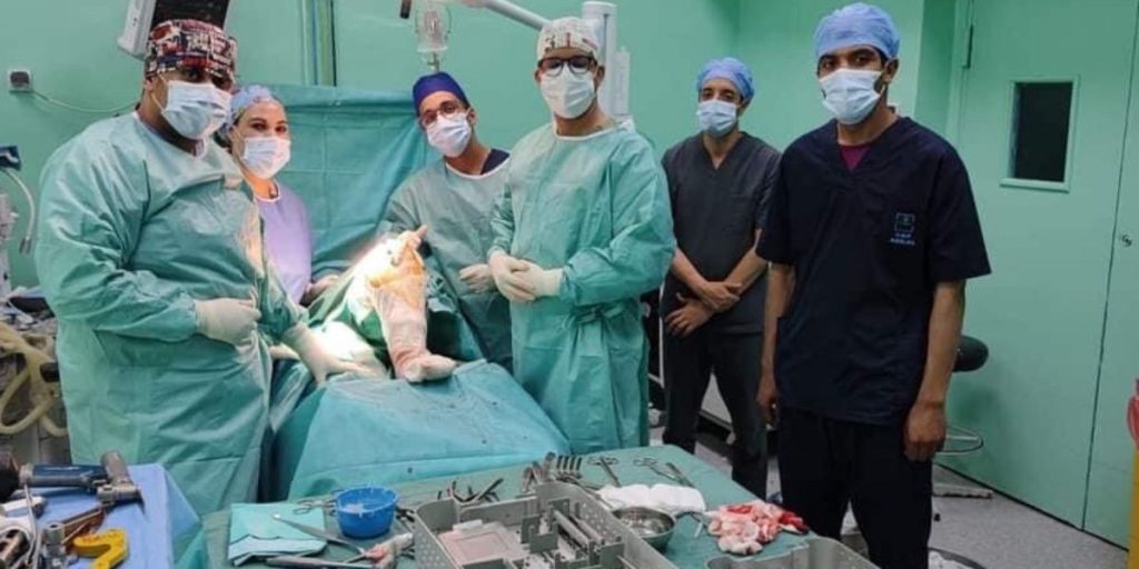 أزيلال..فريق طبي يجري بنجاح عملية زرع طرف اصطناعي كامل لركبة