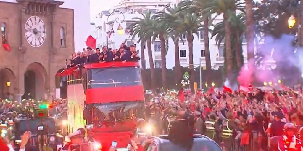 أسود الأطلس يحضون باستقبال جماهيري يليق بالأبطال بالرباط (صور)