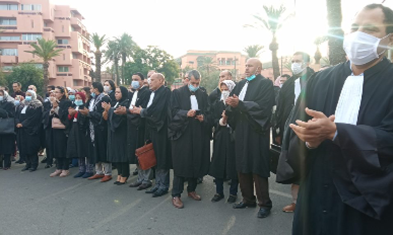 أصحاب البذلة السوداء بمراكش يقاطعون جلسات المحاكم بسبب اعتماد "جواز التلقيح"