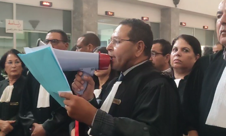 أصحاب البذلة السوداء يشلون محاكم مراكش أصحاب البذلة السوداء يشلون محاكم مراكش