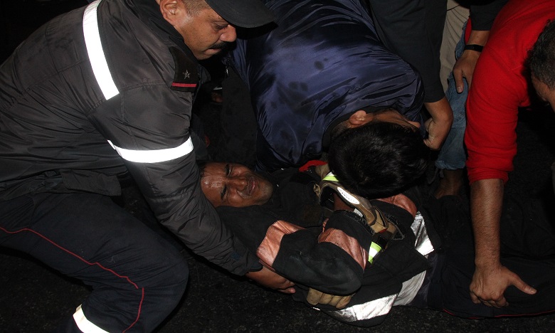 أصيب خلاله إطفائيان.. حريق سوق القريعة يلتهم 20 محلا وتعبئة 40 عنصرا و8 شاحنات إطفاء لإخماده