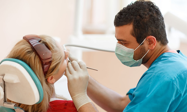 أطباء الأسنان يعلقون العمل في العيادات والمصحات الخميس المقبل