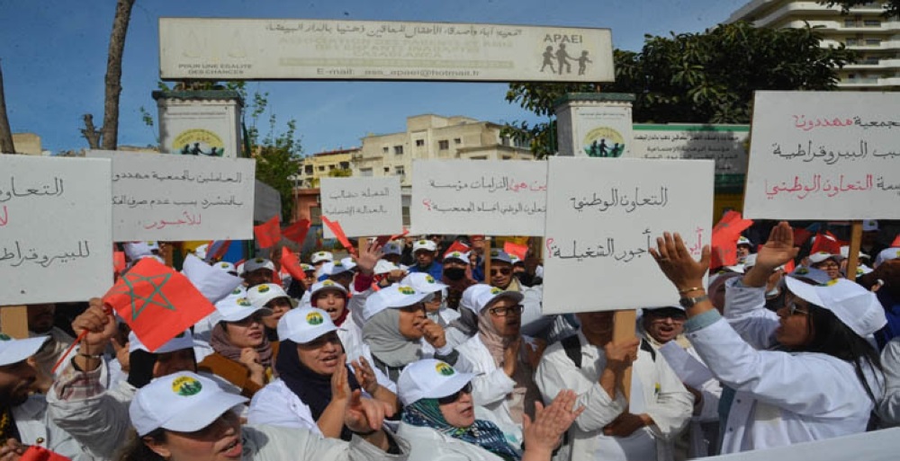 أطر ومستخدمو جمعية آباء وأصدقاء التلاميذ المعاقين ذهنيا يحتجون بالبيضاء للمطالبة بصرف مستحقاتهم المتأخرة