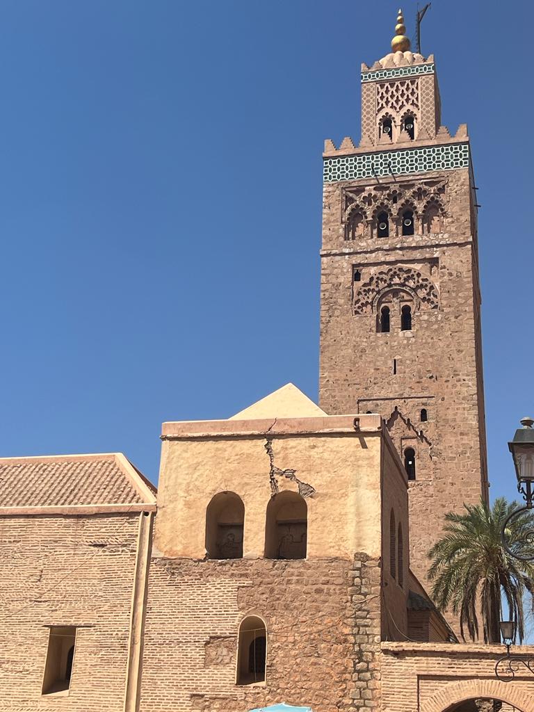 إغلاق محيط مسجد الكتبية التاريخي بعد ظهور تشققات خطيرة على مستوى الصومعة