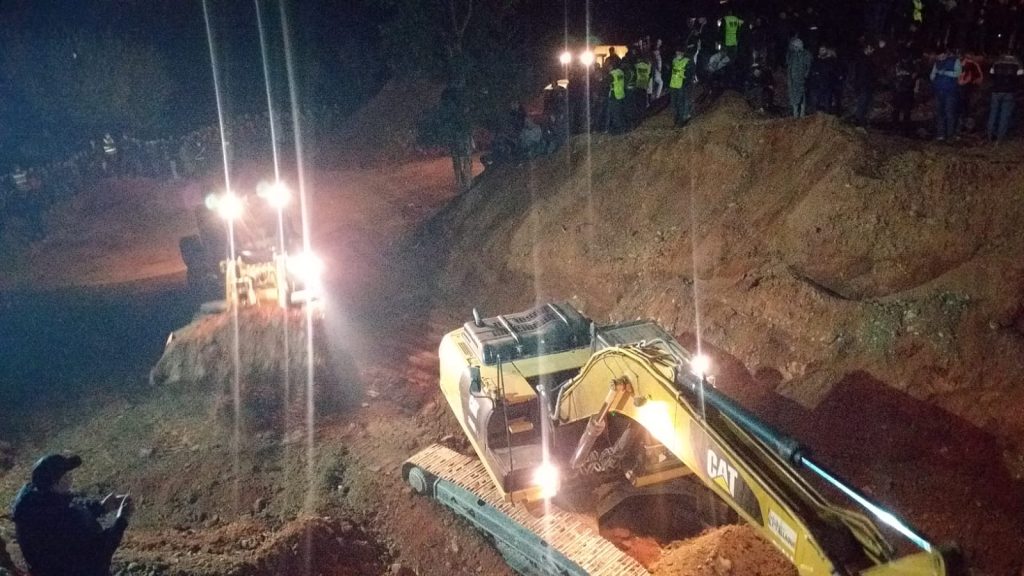 إنقاذ الطفل ريان : أشغال الحفر بلغت أزيد من 25 مترا بإشراف من طوبوغرافيين