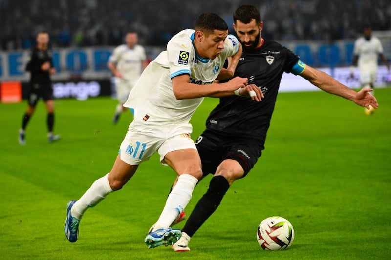 الإعلام الفرنسي يحتفي بتألق أمين حارث