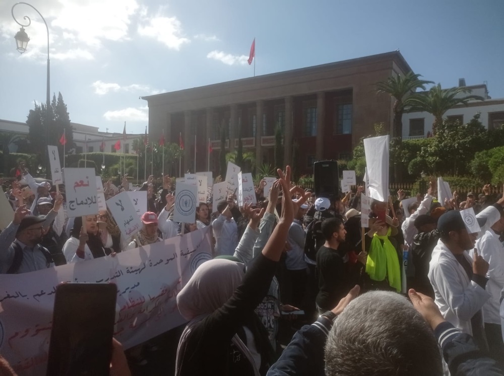 التصعيد بقطاع التعليم يشتد وآلاف الأساتذة يحجون أمام البرلمان وينادون بـ "إسقاط النظام الأساسي" التصعيد بقطاع التعليم يشتد وآلاف الأساتذة يحجون أمام البرلمان وينادون بـ "إسقاط النظام الأساسي"