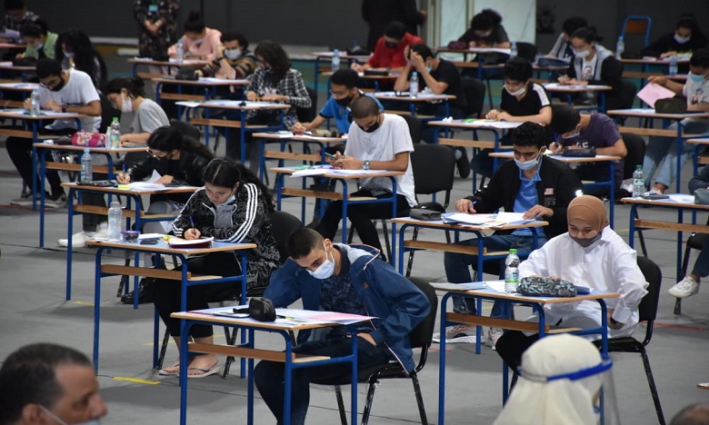 التلميذ زيد لحروسي يحصل على أعلى معدل عام بـ 19.44 على المستوى الوطني التلميذ زيد لحروسي يحصل على أعلى معدل عام بـ 19.44 على المستوى الوطني