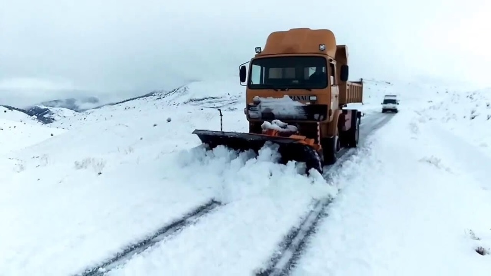 الثلوج تتسبب فـي انقطاع العديد من المحاور الطرقية وفرق التدخل تعيد فتح 13 منها