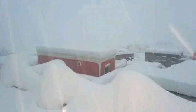 الثلوج تقطع محاور طرقية وتحاصر دواوير في ورزازات وتتسبب في انقطاع شبكة الكهرباء