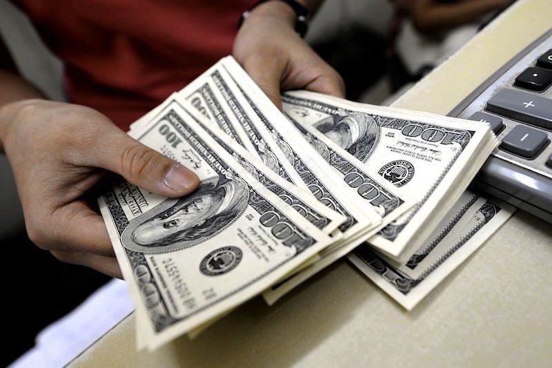 الدولار يتجه إلى إنهاء عامين من المكاسب