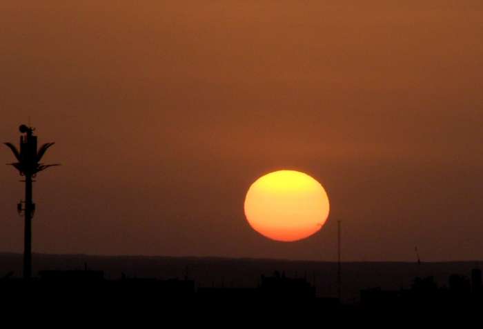 الراشيدية: خسوف كلي للقمر وخبير يؤكد "لا خطورة في المشاهدة بالعين المجردة"