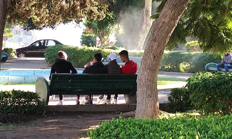 القنيطرة: تلاميذ يضطرون لقضاء فترة الظهيرة بالحدائق لغياب وسائل النقل وتمركز المدارس وسط المدينة