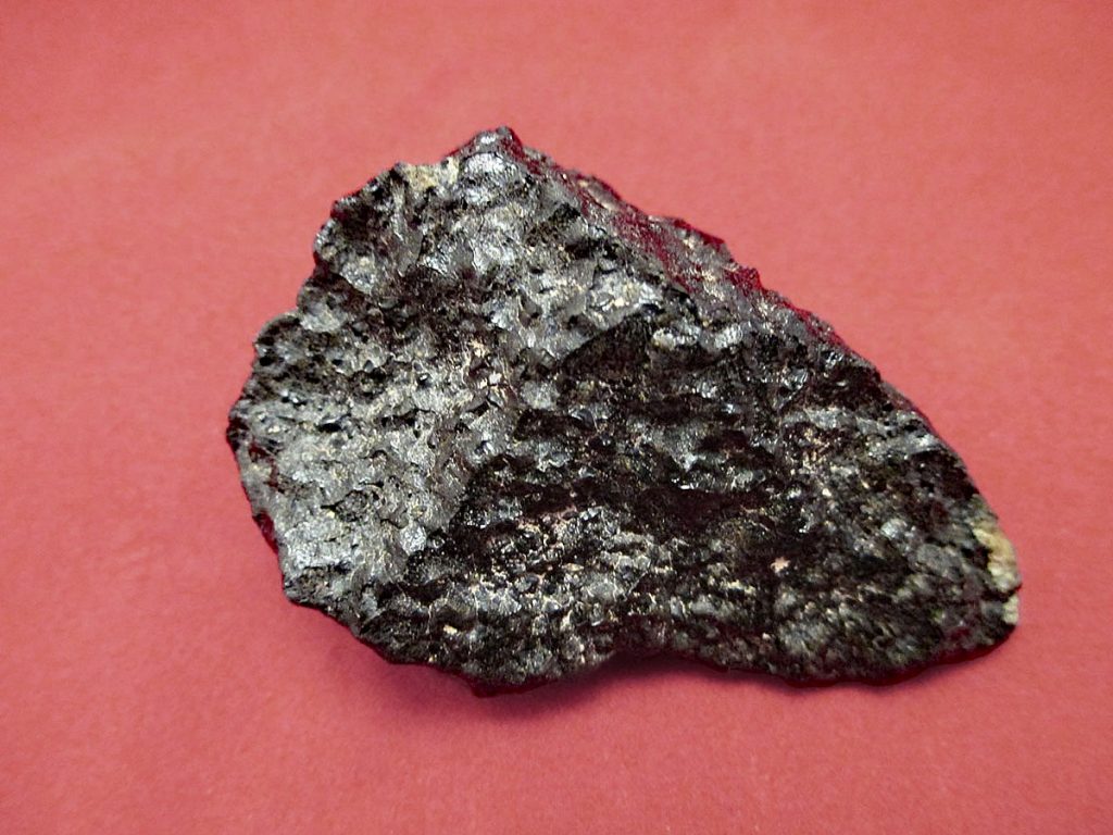 النيزك المريخي " تيسينت" الذي سقط بالمغرب يكشف عن تنوع غير مسبوق في المركبات العضوية