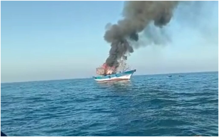 اندلاع حريق مهول في مركب للصيد بسواحل آسفي وإنقاذ 40 بحارا