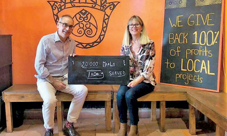 بريطانيان ينخرطان في مبادرة خيرية لتوزيع وجبات على المعوزين والمحتاجين بالمدينة العتيقة لمراكش