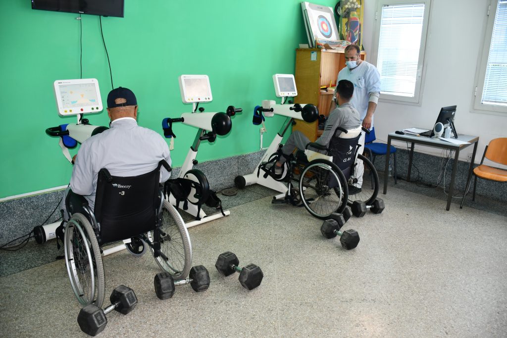 بعد تعرضه لحادث وإصابته بشلل رباعي.. شاب يتحدى الظروف وينال شهادة الباكالوريا