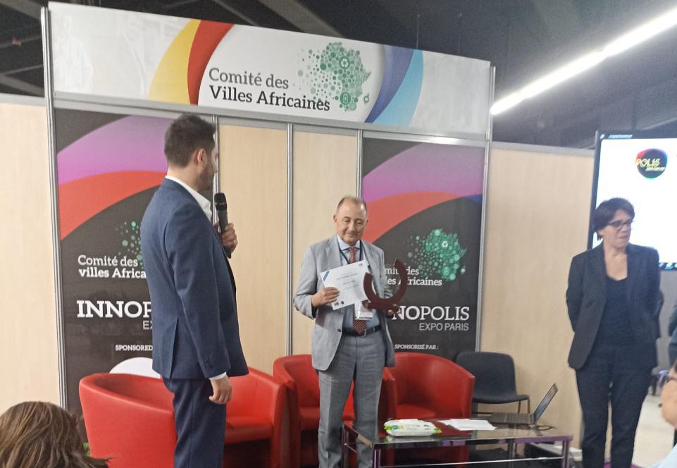 تتويج جماعة والماس بالجائزة الدولية للعمداء من أجل المناخ بباريس تتويج جماعة والماس بالجائزة الدولية للعمداء من أجل المناخ بباريس