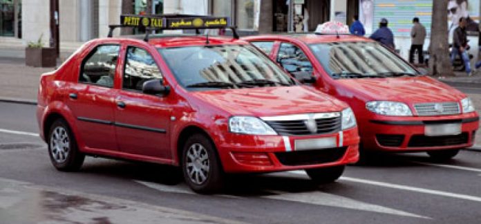 تشديد المراقبة على المشتغلين في النقل عبر تطبيقات الهواتف الذكية ومطالب بالتسريع بتقنين القطاع