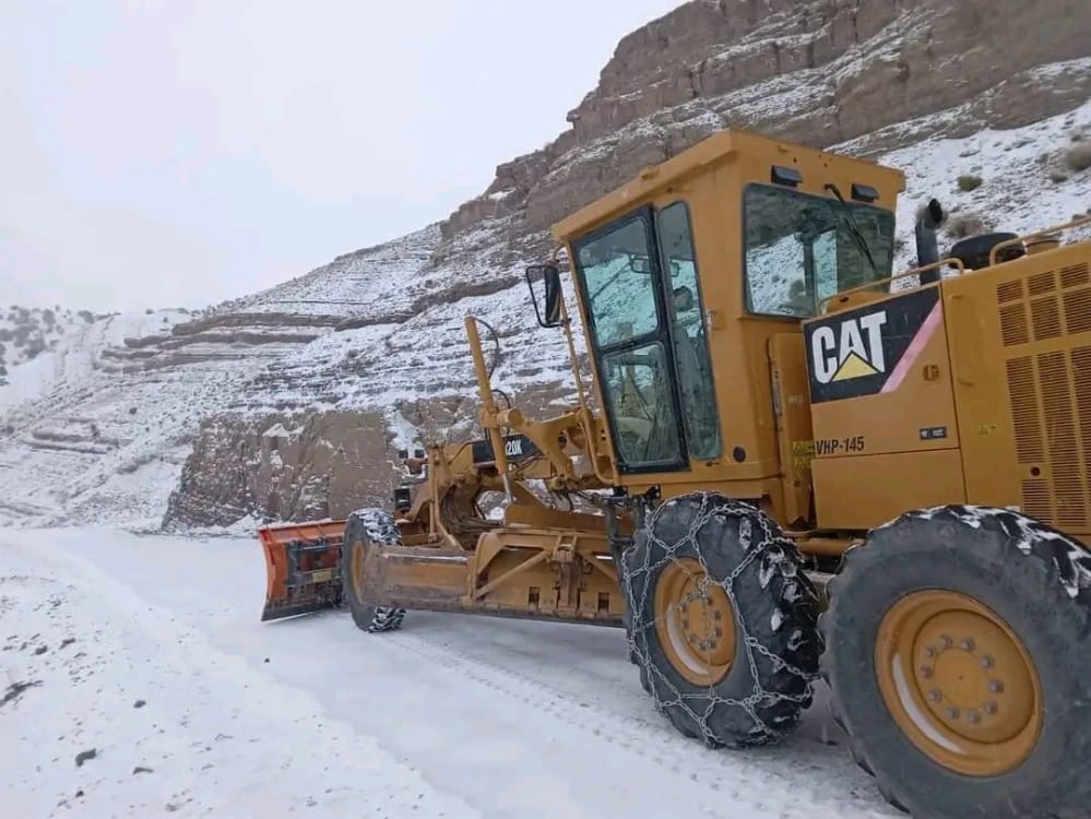 تعبئة متواصلة لإزاحة الثلوج مع تسجيل انقطاع 12 طريقا