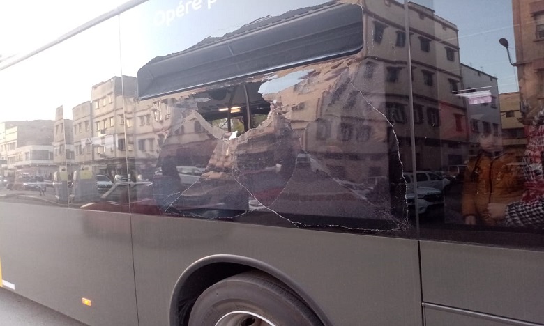 حافلة جديدة للنقل الحضري بالدارالبيضاء تتعرض للتخريب في أول يوم تجريبي (صور)