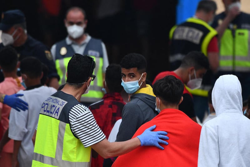 حكومة سانشيز تدرس نقل مهاجرين قاصرين من سبتة ومليلية والكناري إلى إسبانيا حكومة سانشيز تدرس نقل مهاجرين قاصرين من سبتة ومليلية والكناري إلى إسبانيا