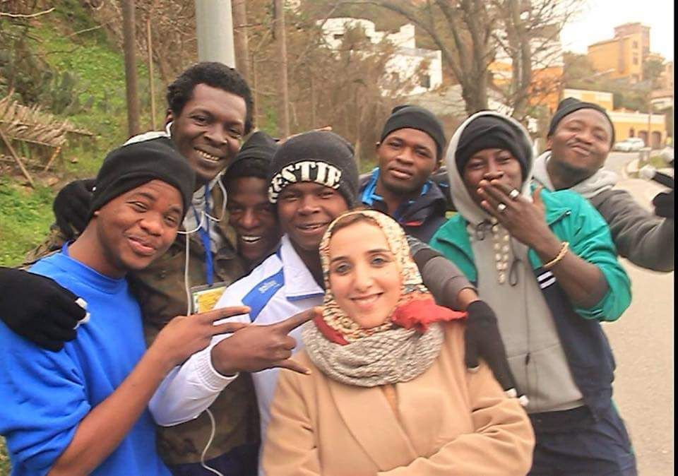 رجاء مرصو .. طبيبة مغربية نذرت أياديها البيضاء لمساعدة المهاجرين الأفارقة في مناطق خطيرة رجاء مرصو .. طبيبة مغربية نذرت أياديها البيضاء لمساعدة المهاجرين الأفارقة في مناطق خطيرة