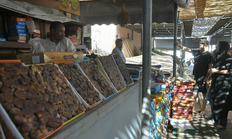 رمضان ينشط الحركة التجارية بسوق التمور بمراكش في ظل الأزمة الاقتصادية وتداعيات جائحة "كوفيد-19"