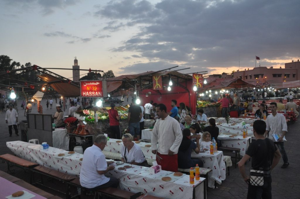 سياح مغاربة يشتكون من ارتفاع أسعار المأكولات المعروضة بساحة جامع الفنا