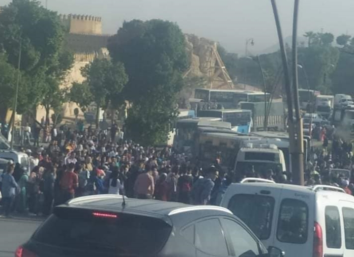 فاس.. وقفة احتجاجية "مفاجئة" للمواطنين بسبب ضعف خدمات النقل الحضري
