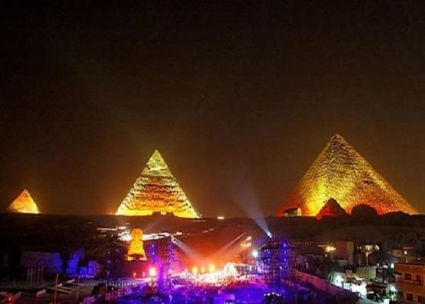كوب 27: مصابيح شمسية مغربية صديقة للبيئة تضيء أهرامات مصر كوب 27: مصابيح شمسية مغربية صديقة للبيئة تضيء أهرامات مصر