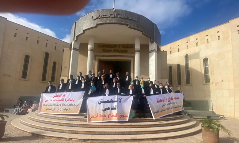 محامو العيون والداخلة يحتجون ببذلاتهم المهنية ويقاطعون جلسات المحاكم