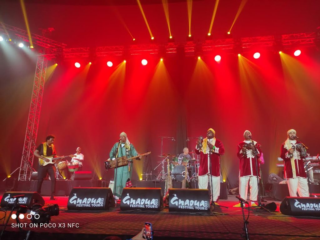 مراكش ترقص على إيقاعات "الغمبري" والقراقب" في افتتاح ثاني محطة من جولة مهرجان كناوة