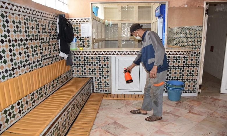 مستخدمو الحمامات يطالبون بتسريع صرف الدعم الذي وعدتهم به الحكومة ويناشدونها لتخفيف أزمتهم