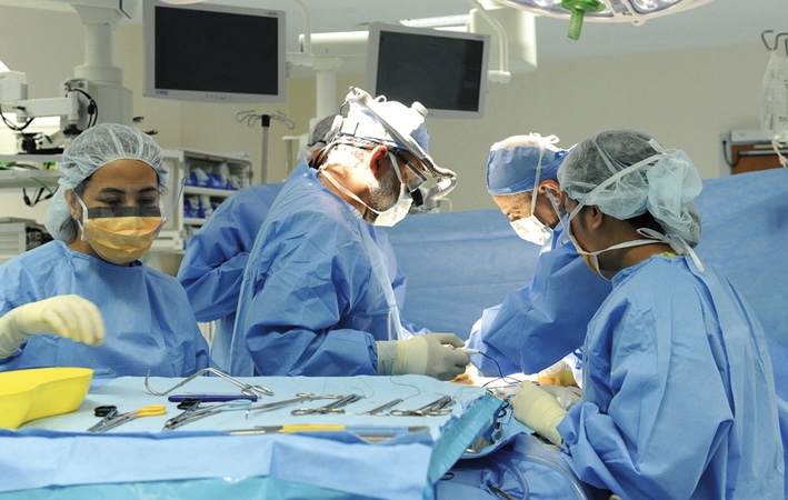 نجاح أول عملية زرع كلى من متبرع حي بالمستشفى الجامعي الدولي الشيخ خليفة