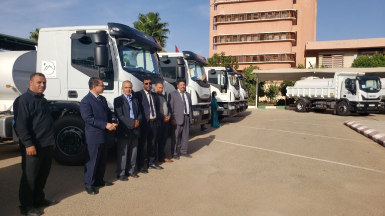 16 شاحنة و184 صهريجا.. توزيع المزيد من الآليات لتوفير الماء للقرى النائية بخنيفرة