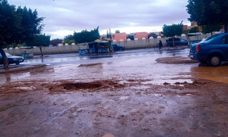 التساقطات المطرية تفضح هشاشة البنيات التحتية بتزنيت (صور) التساقطات المطرية تفضح هشاشة البنيات التحتية بتزنيت (صور)