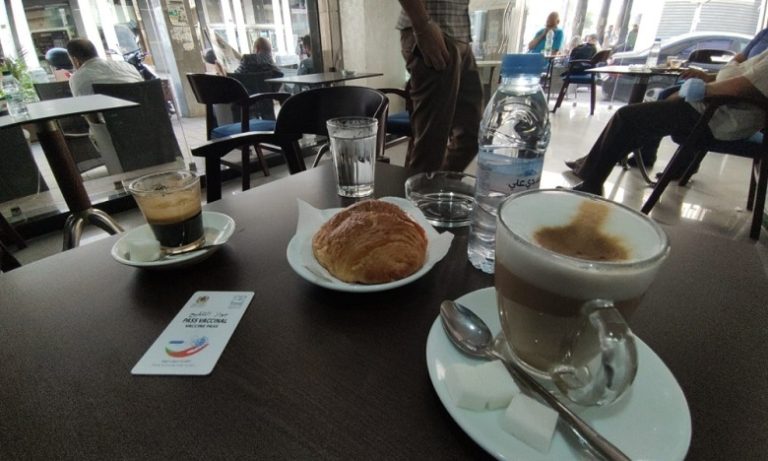 أرباب المقاهي والمطاعم يقررون عدم مطالبة الزبناء بوثيقة جواز التلقيح