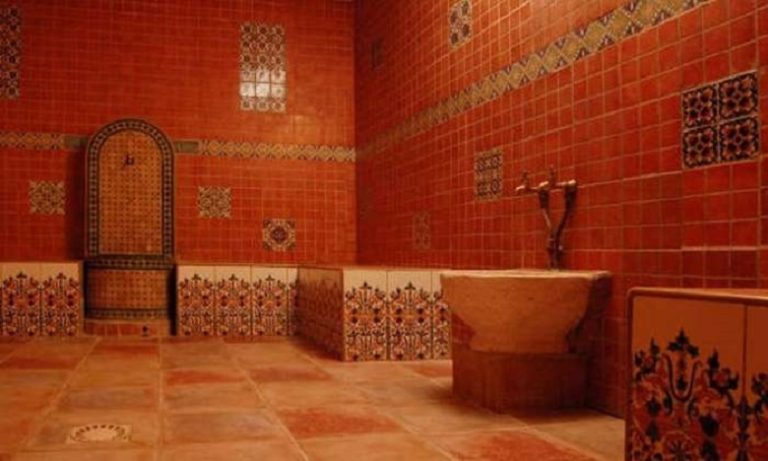 أرباب ومستخدمو الحمامات يحشدون الدعم من أجل فك الحصار عن القطاع واستئناف نشاطهم