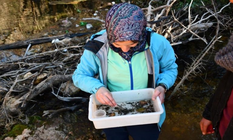 أساتذة باحثون في زيارة ميدانية علمية لتشخيص عينات من الأحياء المائية بالمنتزه الوطني في إفران