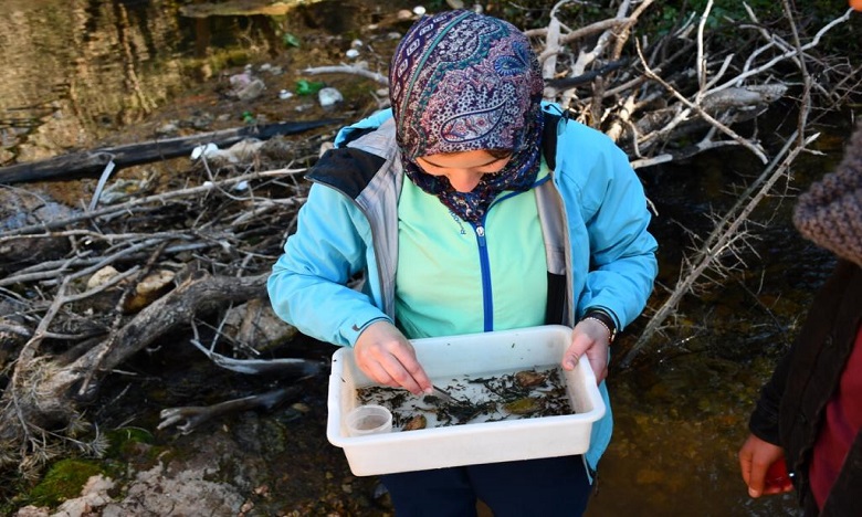 أساتذة باحثون في زيارة ميدانية علمية لتشخيص عينات من الأحياء المائية بالمنتزه الوطني في إفران