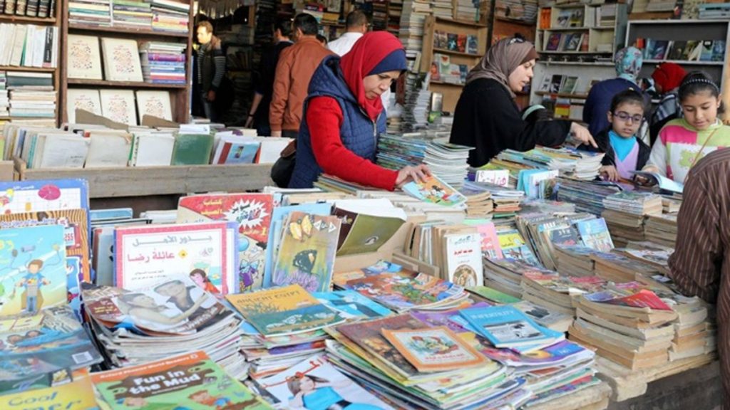 أسر مراكشية تنعش الحركة الاقتصادية والتجارية بالمكتبات وأخرى تلجأ إلى اقتناء الكتب المستعملة