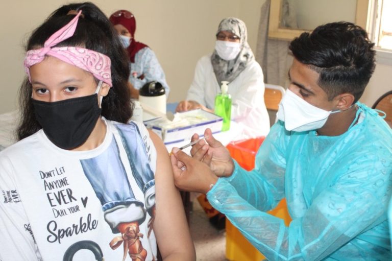 أطباء لقحوا أبناءهم بلقاح " فايزر" لطمأنة الأسر المغربية