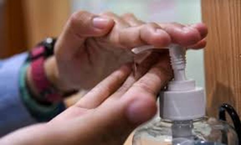 أطباء يدعون المواطنين إلى الاستمرار في ارتداء الكمامة واحترام التباعد والنظافة