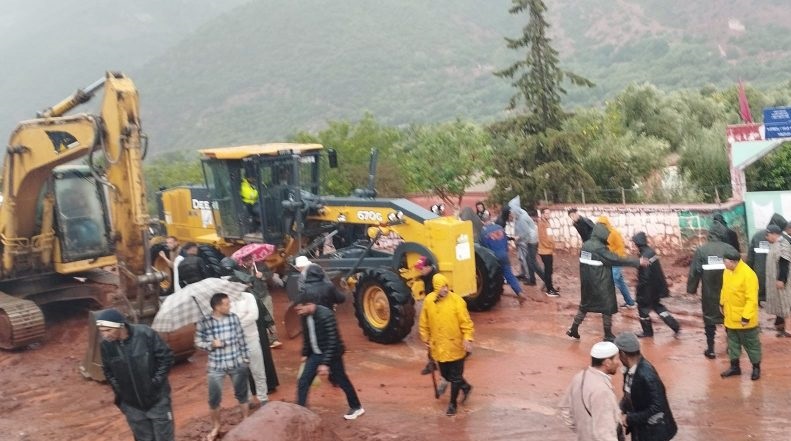 أمطار رعدية تقطع طريق أوريكا وترفع منسوب مياه وادي إيسيل بمراكش