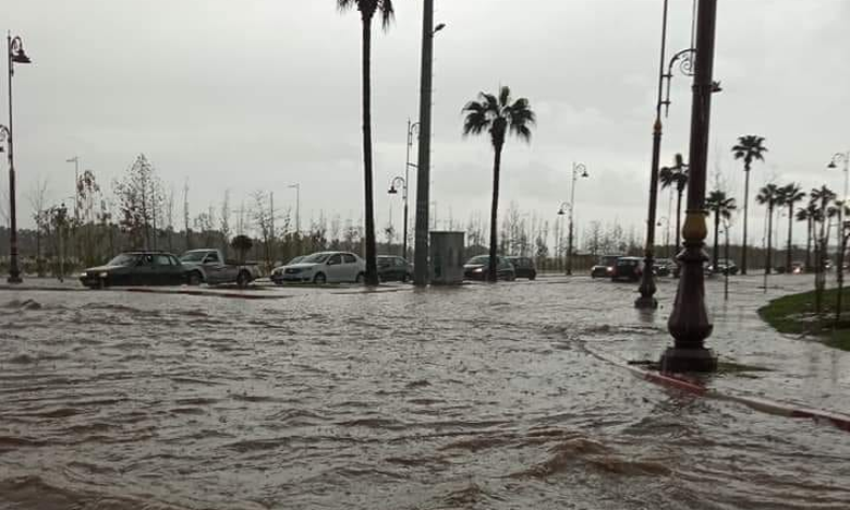 أمطار مهمة بفاس تغمر شوارع المدينة ورواد التواصل الاجتماعي ينتقدون المسؤولين